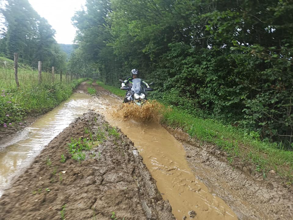 à moto dans les chemins inondés